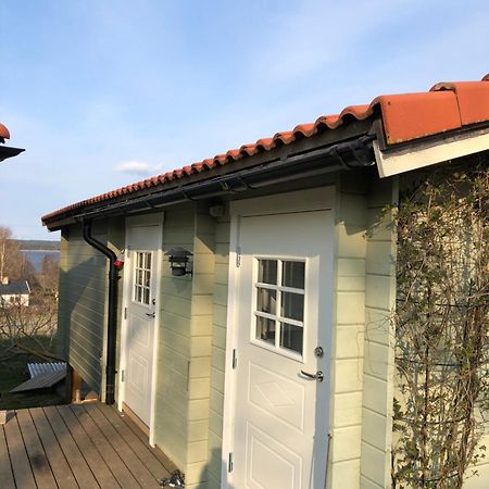 Two Small Guest Houses By Lake Rent Out As One Hjo Esterno foto