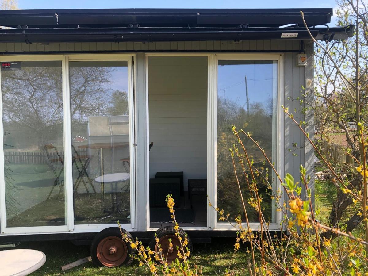Two Small Guest Houses By Lake Rent Out As One Hjo Esterno foto