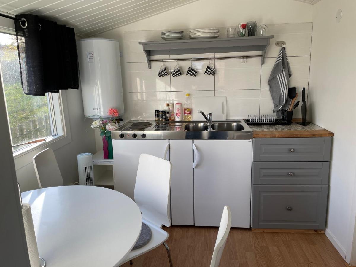 Two Small Guest Houses By Lake Rent Out As One Hjo Esterno foto