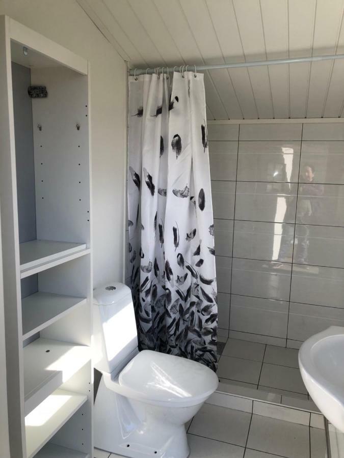 Two Small Guest Houses By Lake Rent Out As One Hjo Esterno foto