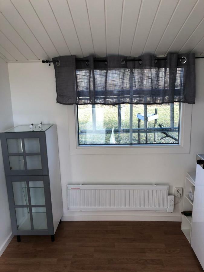 Two Small Guest Houses By Lake Rent Out As One Hjo Esterno foto