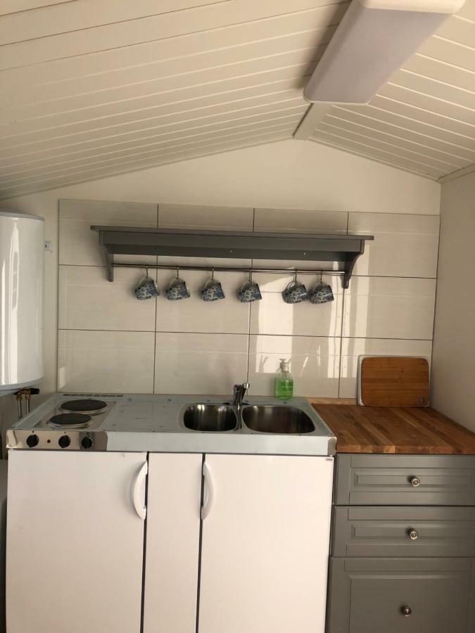 Two Small Guest Houses By Lake Rent Out As One Hjo Esterno foto
