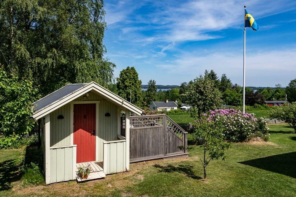 Two Small Guest Houses By Lake Rent Out As One Hjo Esterno foto